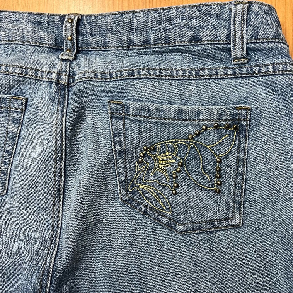 Baccini Denim Button Trim Studded Capri Pants Size 12 - Picture 8 of 12